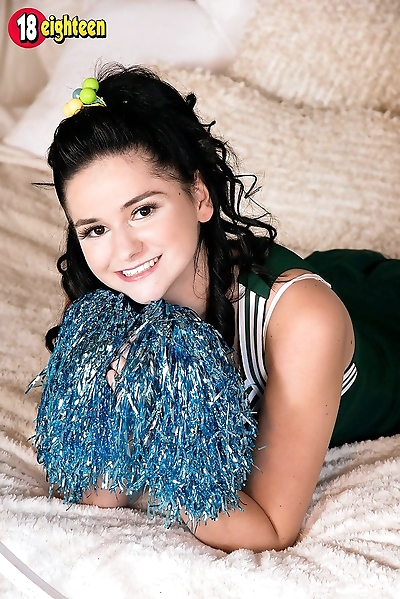 teen Cheerleader Violeta Chuva